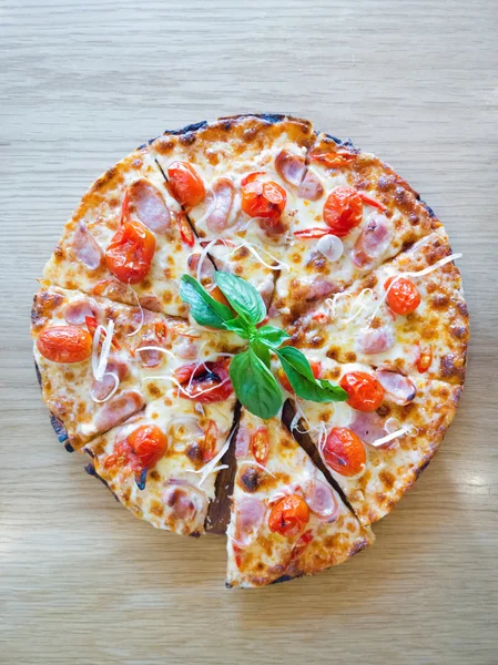 Pizza con prosciutto, pepe e pomodoro — Foto Stock