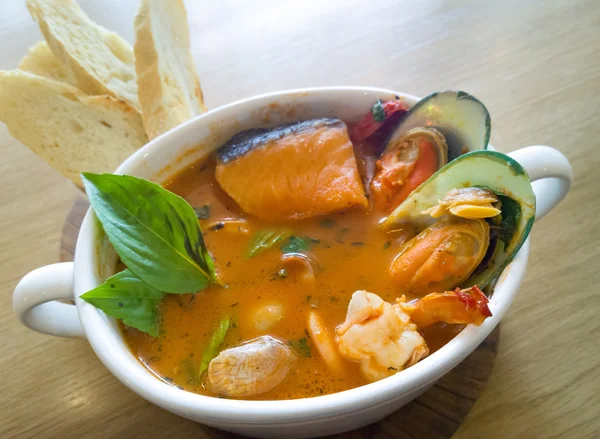 Deliziosa zuppa di frutti di mare mediterranei — Foto Stock