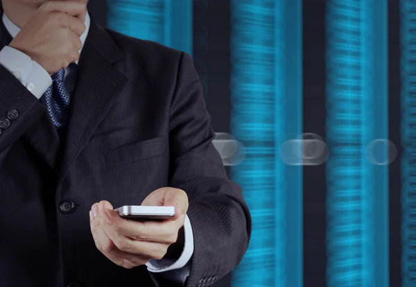 Biznesmen ręcznie za pomocą tabletka telefon dotykowy komputer jako gadżet — Zdjęcie stockowe