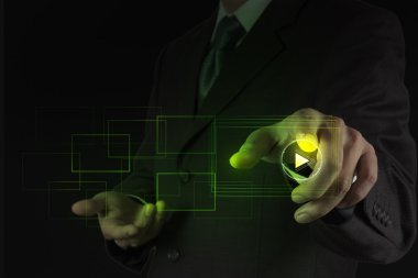 İşadamı yandan basın oyun başlatmak veya pro başlatmak için düğmesini işaret