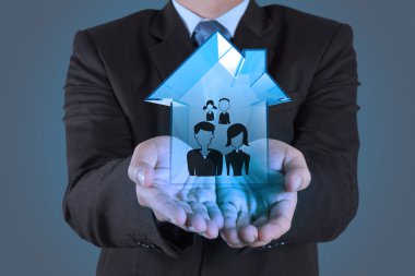 3D ev sigorta kavramı olarak tutan işadamı el
