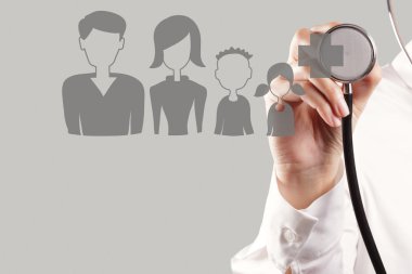 Tıp doktoru el f olarak modern bilgisayar arayüzü ile çalışma