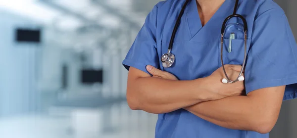 Sucesso médico inteligente trabalhando com sala de cirurgia — Fotografia de Stock