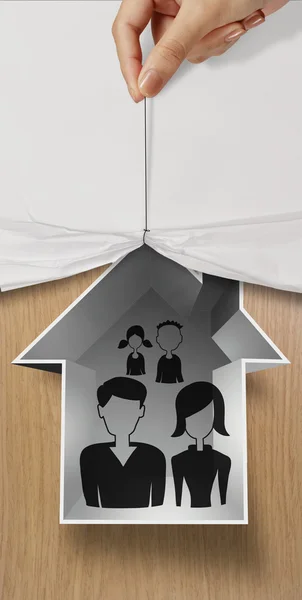 Hand die open staat voor hand laten zien trekken familie en huis pictogram op houten post — Stockfoto