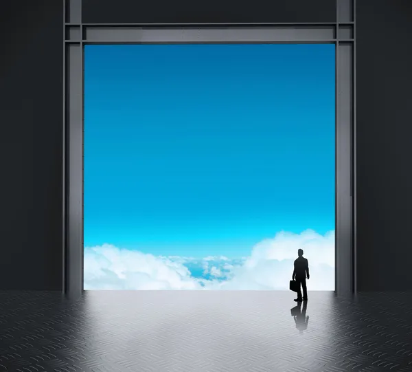 Affärsman i fabriken och ser att himlen som begrepp — Stockfoto
