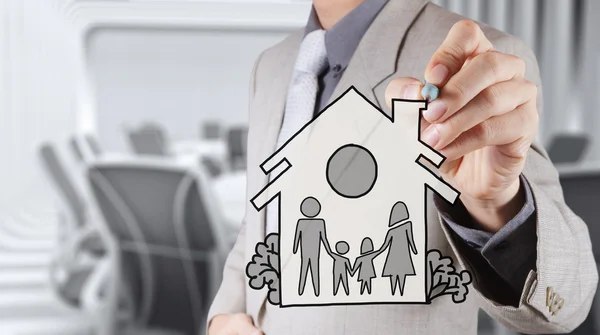 Disegnare a mano famiglia e casa come concetto di assicurazione — Foto Stock