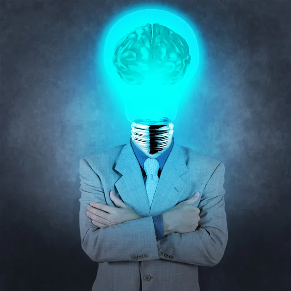 Homem de negócios com cabeça de lâmpada 3d metal cérebro como conceito — Fotografia de Stock