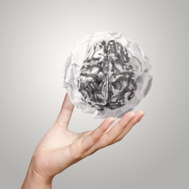 işadamı el gösteren buruşuk kağıt 3d metal insan beyninin 