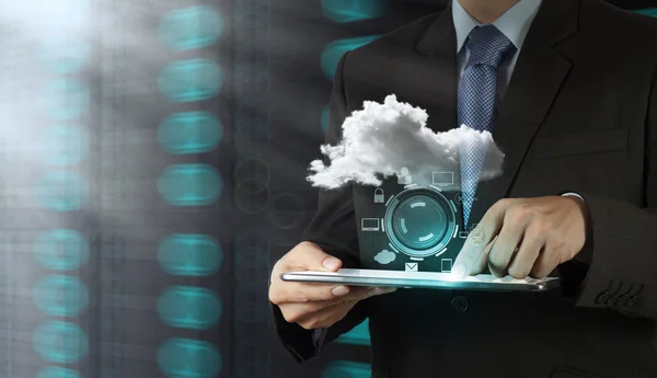 Zakenman hand met wolk netwerkpictogram op Aanraking scherm comp — Stockfoto