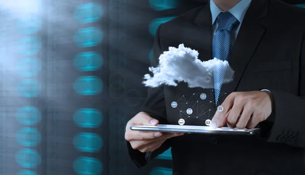 Uomo d'affari mano che lavora con un diagramma Cloud Computing sul n — Foto Stock