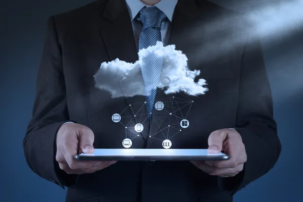 Zakenman met een cloud computing diagram werken op de nieuwe co — Stockfoto