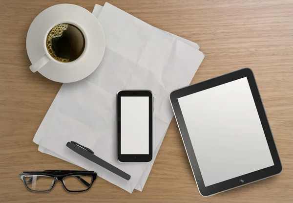 3d tableta vacía con teléfono móvil y una taza de café en el woo — Foto de Stock