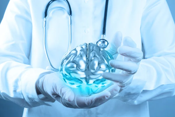 Medisch arts met brain3d meatl in zijn handen als concept — Stockfoto
