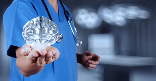 Médico médico con brain3d meatl en sus manos como concepto — Foto de Stock