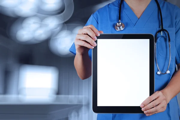 Médecin travaillant avec tablette avec salle d'opération — Photo