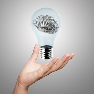 3D metal insan beyninin içinde yaratıcı kavram olarak ampul