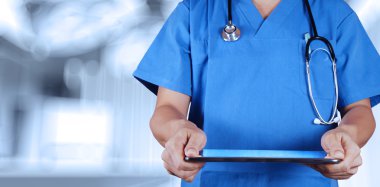 tablet bilgisayar ile ameliyathane ile çalışan doktor