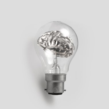 3D metal insan beyni olarak yaratıcı concep ampul içinde