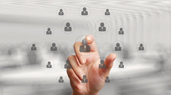 Бизнесмен руководит человеческими ресурсами
