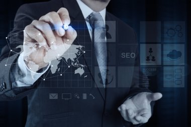 işadamı ile yeni modern bilgisayar çalışma sosyal ağ göster