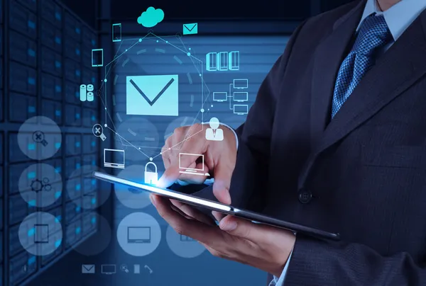 Geschäftsmann Hand zeigt auf Vorhängeschloss auf Touchscreen-Computer als — Stockfoto