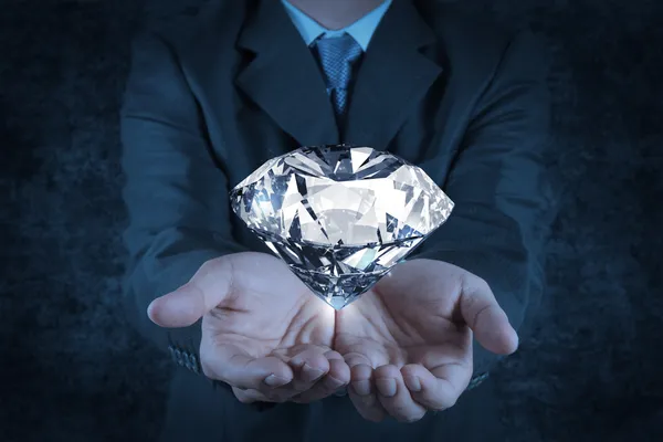 商人只手握住 3d 钻石作为概念 — 图库照片