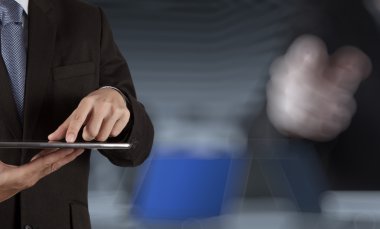 ekibi ile işadamı başarı çalışma bilgisayar dokunmatik ekran 