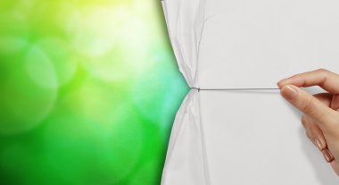 Рука відкриті м'ята папір Показати тлі зеленої природи, як co