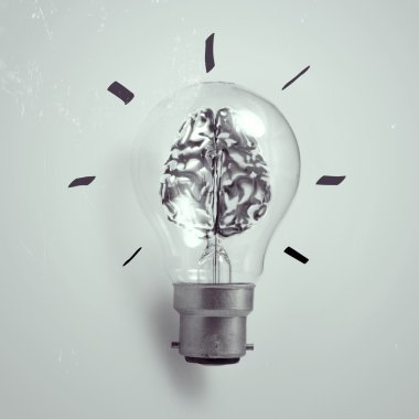 3D metal insan beyninin içinde bir ampul yaratıcı kavram olarak 
