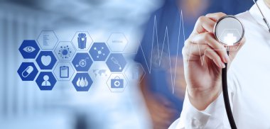 Tıp doktoru el modern bilgisayar arayüzü ile çalışma