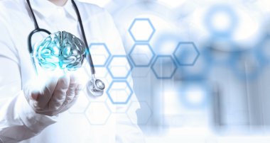 Doktor nörolog el bilgisayar arayüzü ile metal beyin göster