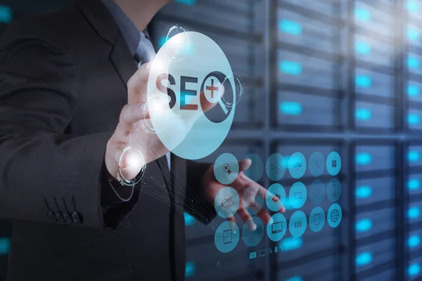 Homem de negócios mão mostrando SEO Search Engine Optimization como conce — Fotografia de Stock