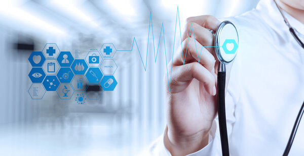 Врач-медик, работающий с современным компьютерным интерфейсом
