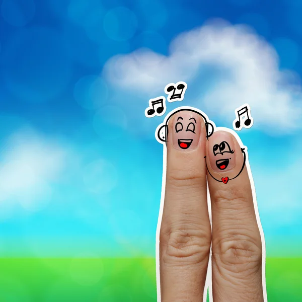 Das glückliche Fingerpaar verliebt in einen aufgemalten Smiley und singt ein s — Stockfoto