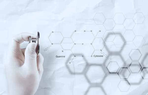 医生化学家手弄皱的纸上显示化学公式 — 图库照片
