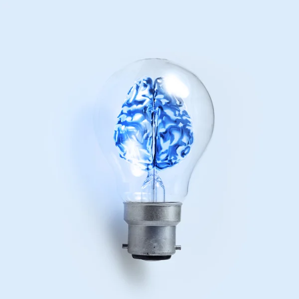 3d metal cerebro humano en una bombilla como concepto creativo — Foto de Stock