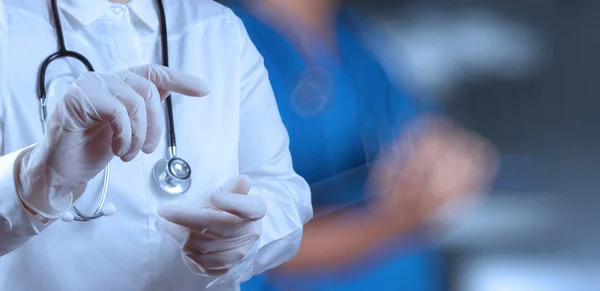 Sucesso médico inteligente trabalhando com sala de cirurgia como conc — Fotografia de Stock