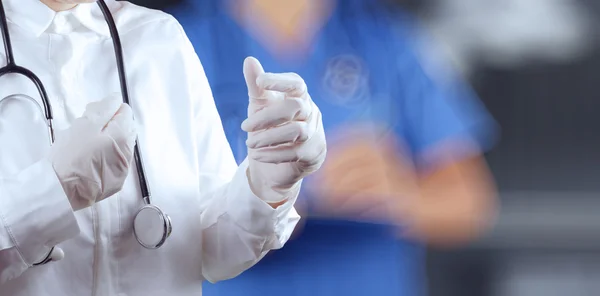 Successo medico intelligente che lavora con la sala operatoria come conc — Foto Stock