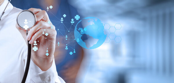 Врач-медик, работающий с современным компьютерным интерфейсом
