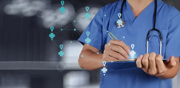 Läkare som arbetar med anslagstavlan som medicinsk nätverk conce — Stockfoto