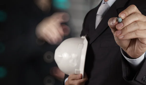 Ingeniero trabajando con su equipo como concepto —  Fotos de Stock