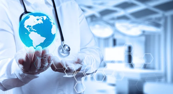 Arts bedrijf een wereldbol in haar handen als medische net — Stockfoto