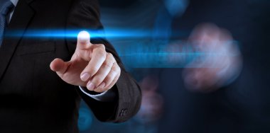 sanal ekran üzerinde kişi ile iş adamı el basarak düğmesi