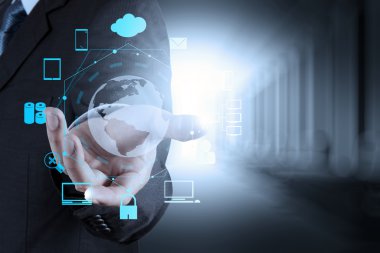 işadamı modern teknolojiyi gösterir. 