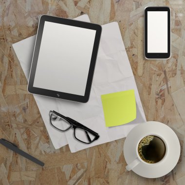 3D boş tablet ve kahve ile ahşap üzerine not defteri 