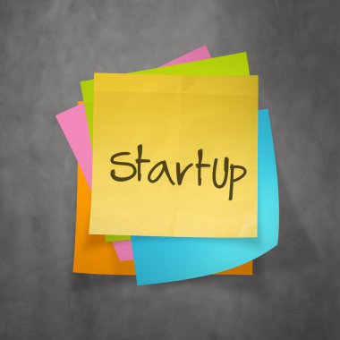 başlangıç iş kavramı yapışkan bir not kağıdına yazmak yardım