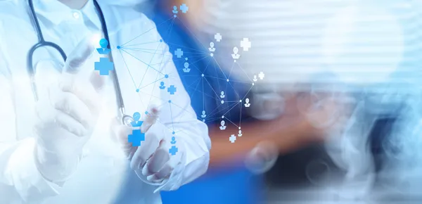 Tıp doktoru el modern bilgisayar arayüzü ile çalışma