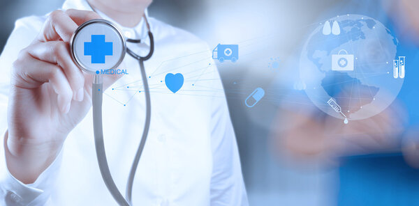 Врач-медик, работающий с современным компьютерным интерфейсом
