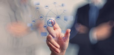 işadamı ile yeni modern bilgisayar çalışma sosyal ağ göster