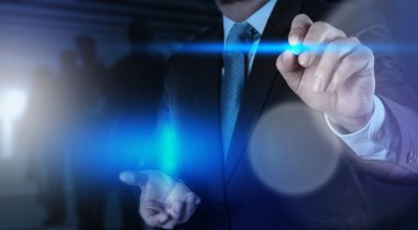 sanal ekran üzerinde kişi ile iş adamı el basarak düğmesi
